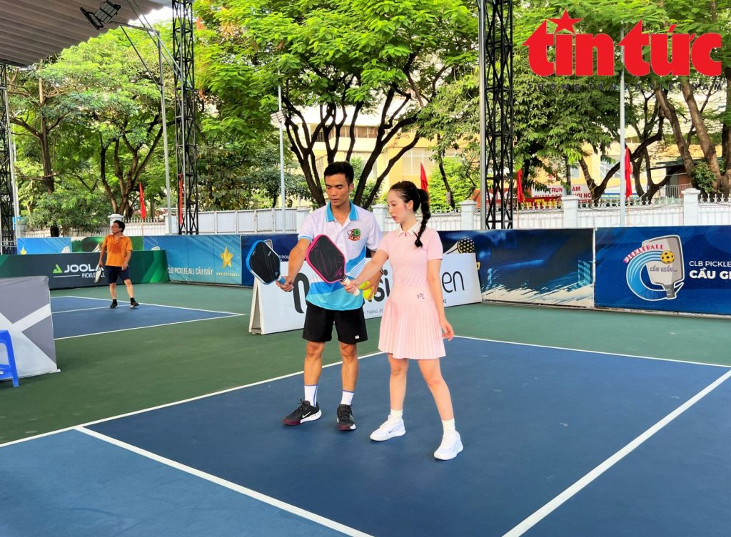 Pickleball là một môn thể thao mới mẻ tại Việt Nam, nhưng nó đang dần được phát triển và thu hút sự quan tâm của nhiều người