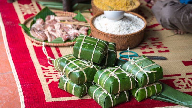 Bánh chưng, giò chả, dưa hành, thịt gà,… là những nét truyền thống không thể thiếu trong mâm cơm ngày Tết của người Việt