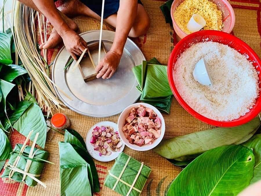 Nấu bánh chưng ngày Tết để cúng tổ tiên thể hiện lòng thành, sự hiếu thuận của con cháu đối với ông bà tổ tiên. 